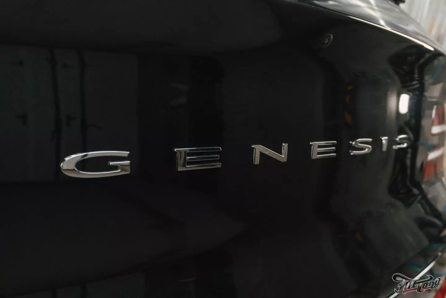 Оклейка Genesis GV80 в глянцевый полиуретан и антихром экстерьера